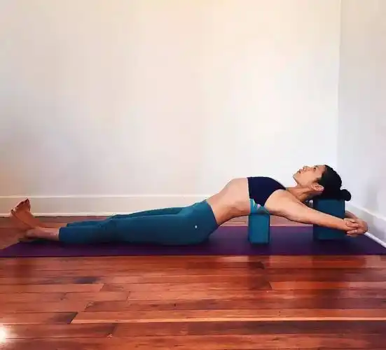 怎么瘦后背和肩膀图解做五个动作瘦肩背