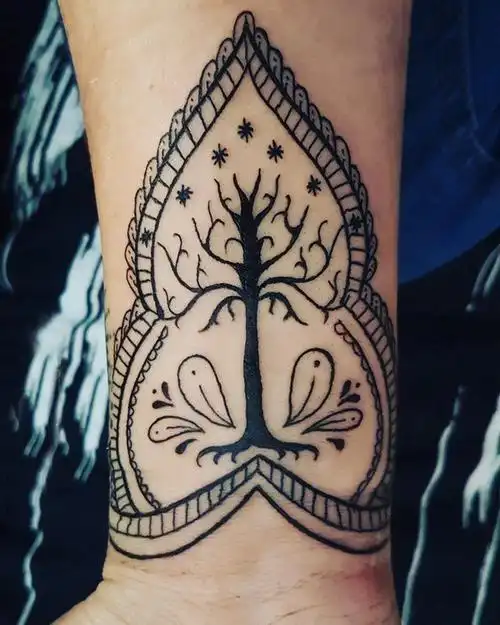 纹身树枝男生手腕上生命树纹身图案