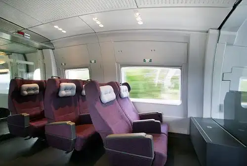 2008年4月11日,首列国产时速350公里的chr3"和谐号"动车组在唐山轨道