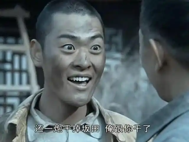 还记得亮剑里的魏和尚吗曾拍戏炸瞎双眼如今却过成这样