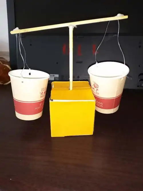 三六班狄加仰,李曦之利用杠杆平衡原理制作的天平天秤.