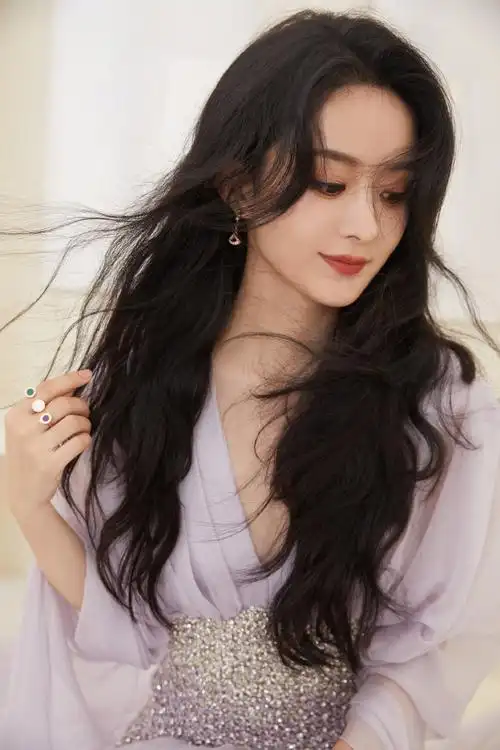 赵丽颖4日,赵丽颖工作室晒出活动美照,照片中赵丽颖穿粉嫩薄纱长裙,一