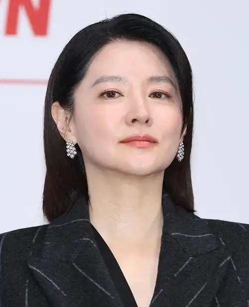 52岁李英爱复出状态像25,西装短发太飒了!嫁豪门却愿当"农妇"