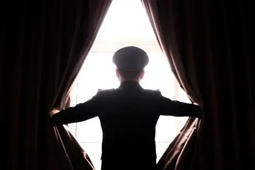 警察的笔记本里写了什么?通过警用电台都说了啥?