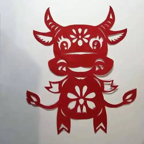 这样一幅牛气冲天的剪纸作品就完成了,下面还有一幅复杂的窗花牛,准备