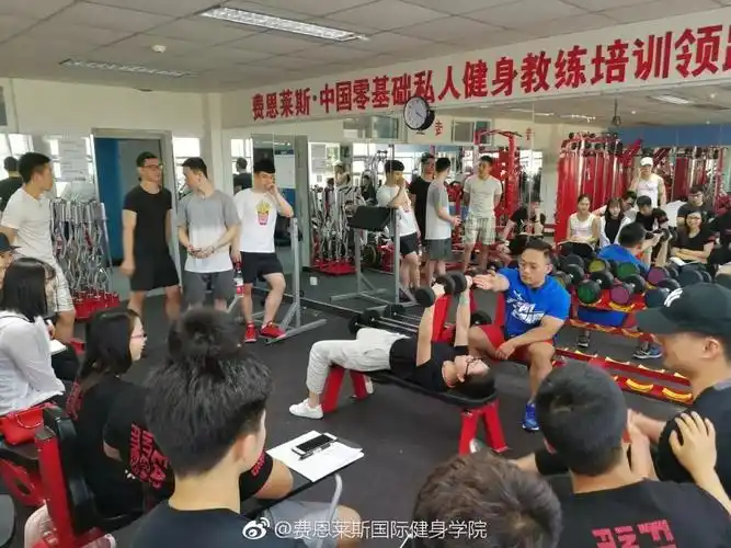 荣耀加身再一次完成了自己健美路上的挑战我们的"健美战神"陈俊杰老师