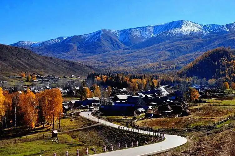 南疆三地州指南疆的喀什地区,和田地区和克孜勒苏柯尔克孜自治州.