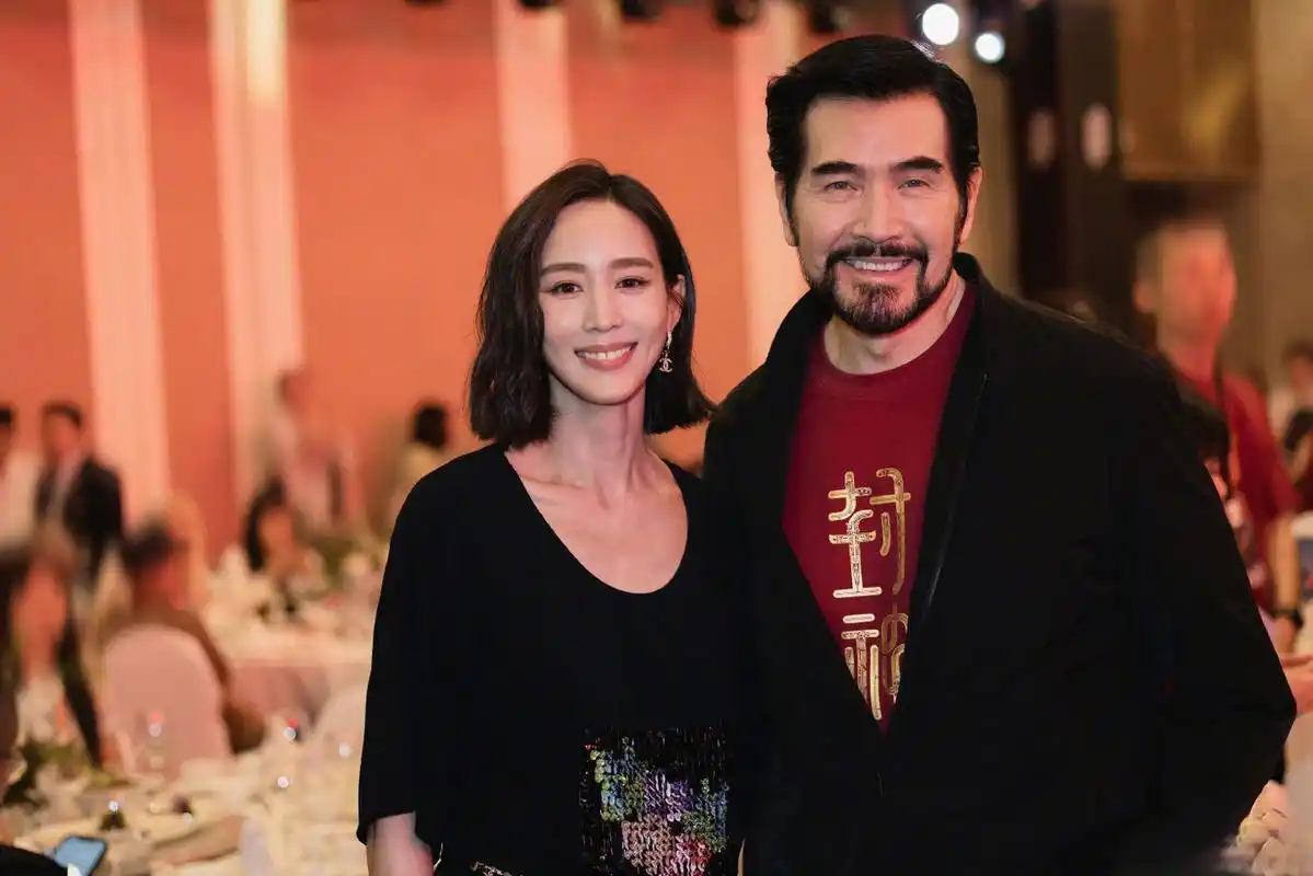 【张钧甯晒与费翔合照】张钧甯晒与费翔在first青年电影展上的合影