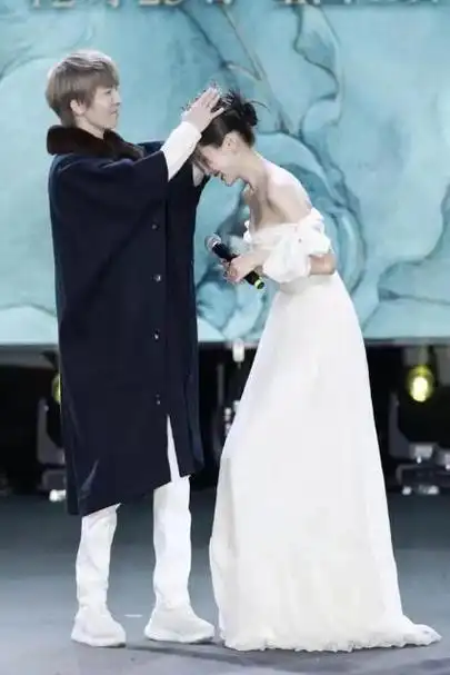 被王子文惊艳到穿抹胸裙身材比例是真好丝毫看不出162身高