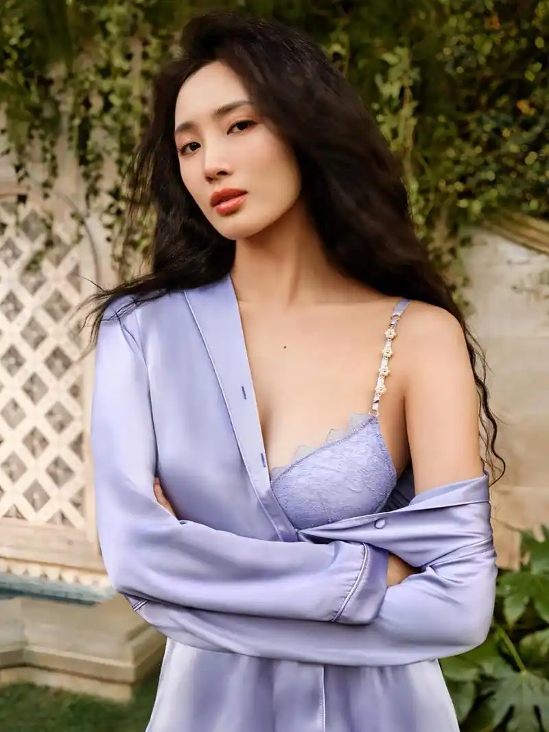 王紫璇意缇迷丝密内衣套装秀,颜值和气质并存,淡紫色套装穿搭高贵优雅