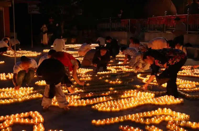 佛教祈福点灯盛况