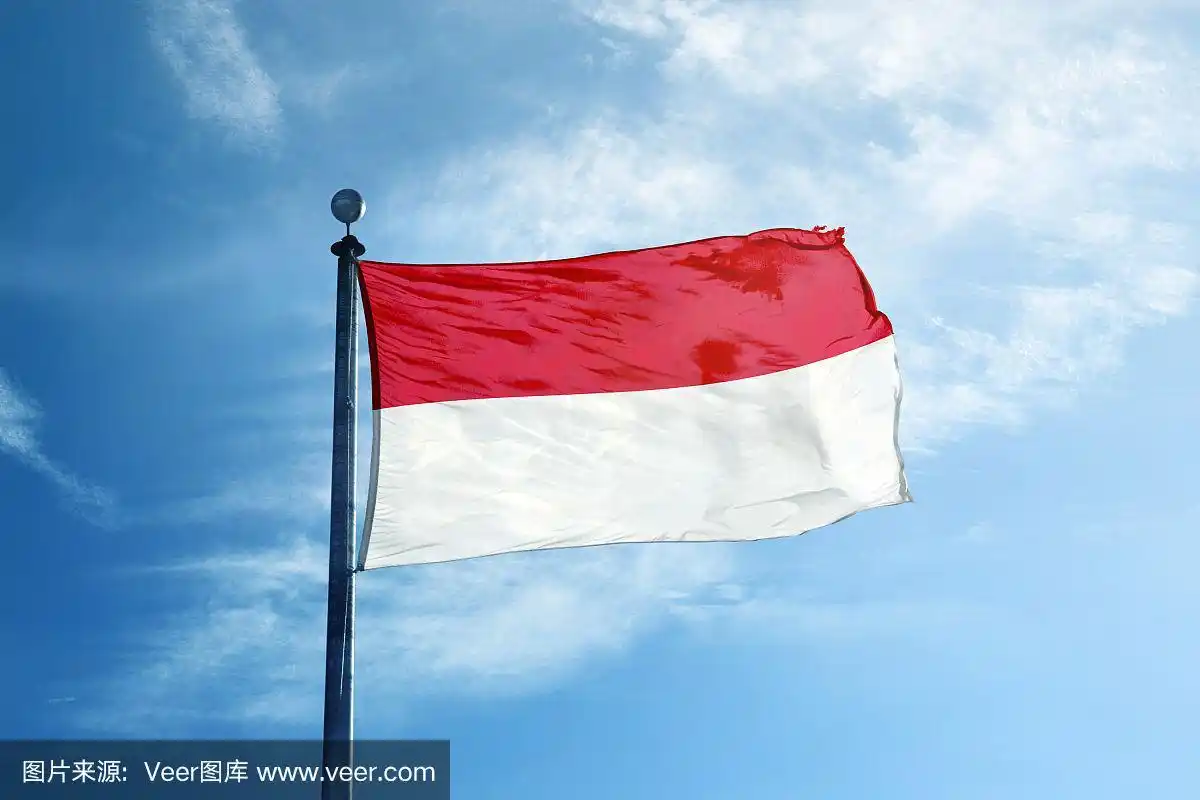 桅杆上挂着印尼国旗