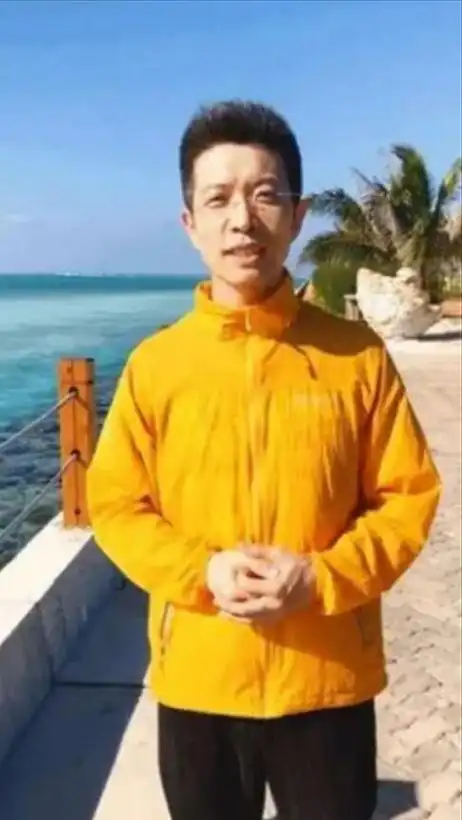 央视梗王朱广权逼疯众多手语老师44岁白了头却没结婚