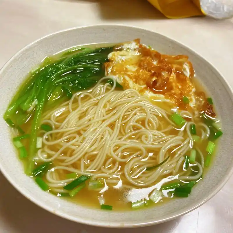 面条在面汤里完全煮入味了,还有吸满汤汁的鸡蛋,清淡美味又营养,简单