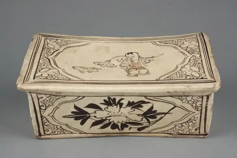 精湛纯熟的烧造工艺,使磁州窑瓷枕在民间深受百姓欢迎