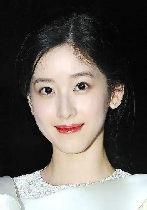 章泽天不愧是有钱人.穿缎裙知性甜美,头发扎整齐很高级插图2