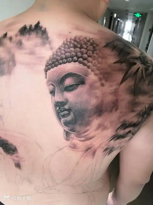 属相羊的生肖守护佛大日如来满背中国风近景远景结合