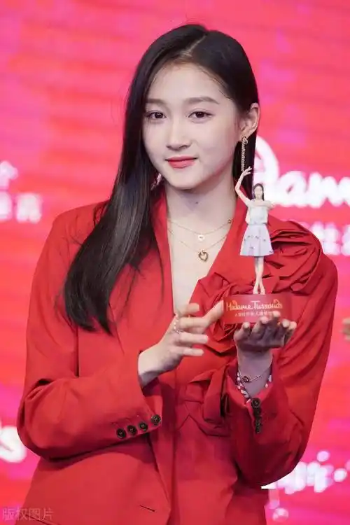 关晓彤近照红色衣服太漂亮了