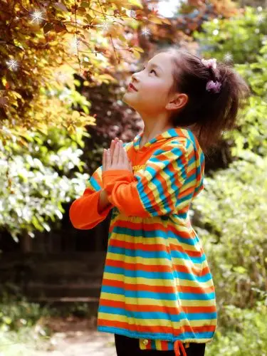 发张三小四年级2班何婧怡小朋友十岁生日照片