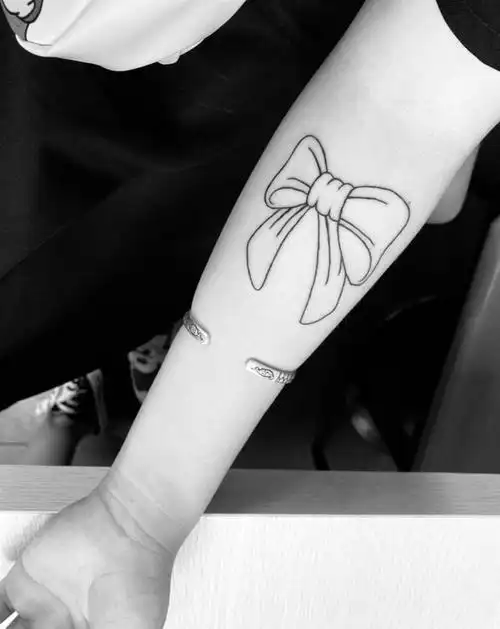 「蝴蝶结」纹身图片_手臂纹身图案