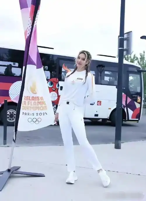 谷爱凌,175cm身高,谷小姐为了巴黎火炬手传递活动特地化了青春妆容.