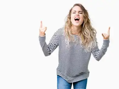 处理和电工采用金属车间年轻漂亮的金发女人在孤立的背景上大声喊叫