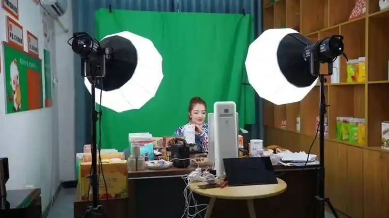 图为柯坪县红沙河粮油购销有限责任公司直播间主播正在直播的画面.