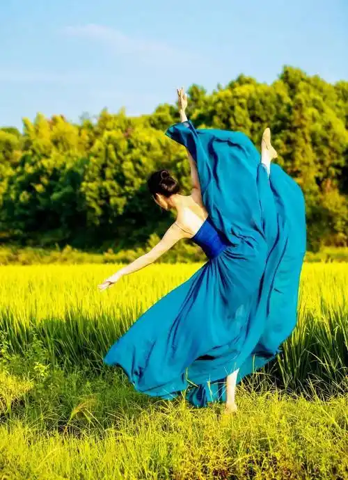 背影图片很唯美_雅洪_人物_清风