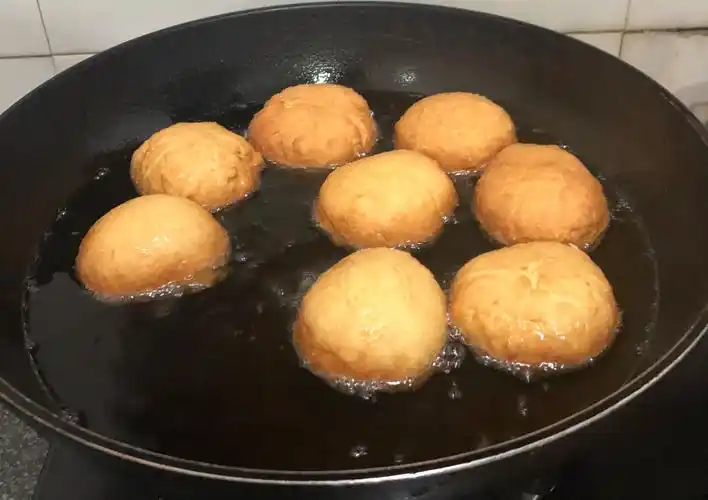 面团炸至微微泛黄后可翻个面再炸.