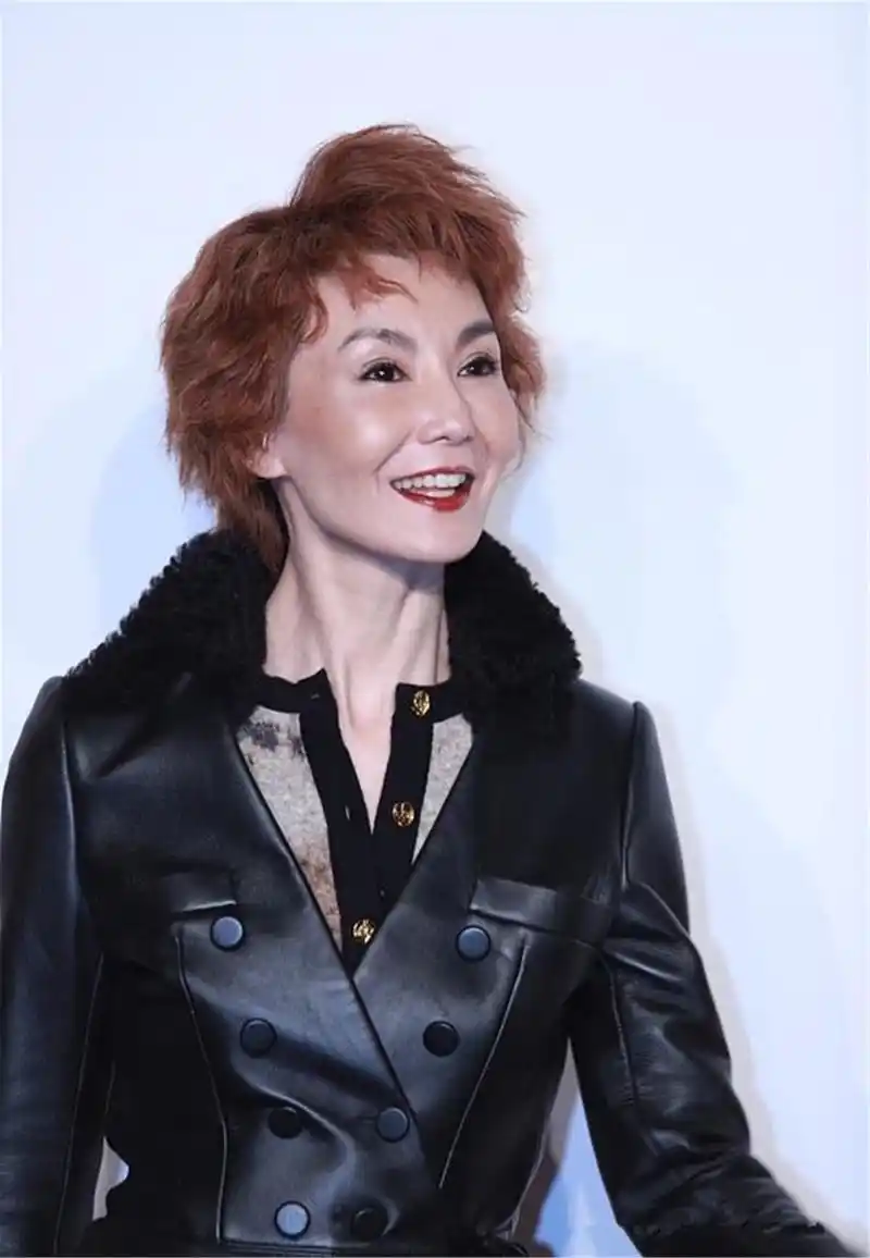 54岁张曼玉近照高雅气质依旧,橙色头发被吐槽,形象毁了大半