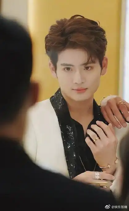 力丸白色西装##尹浩宇生图