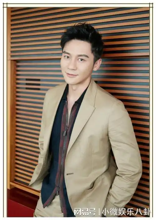 李晨发私照大秀逆天颜值穿卡其色西装配黑色内搭分手后更帅了