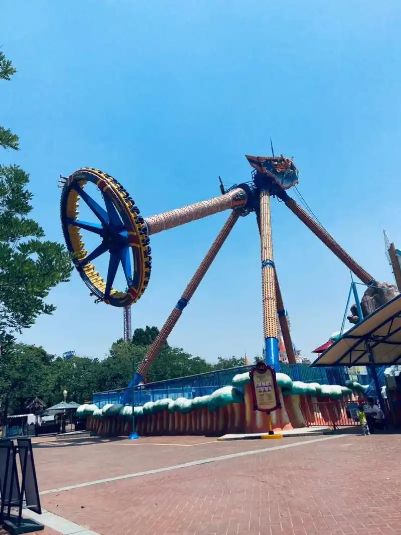 来方特欢乐世界一起玩吧,方特超级大摆锤超乎你的想象!