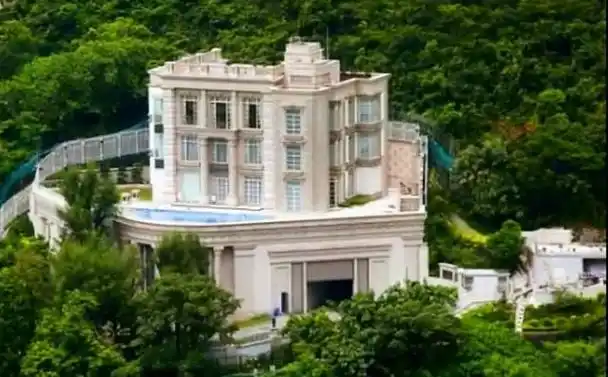 不少网友们都好奇李嘉诚的豪宅会是什么样子呢?