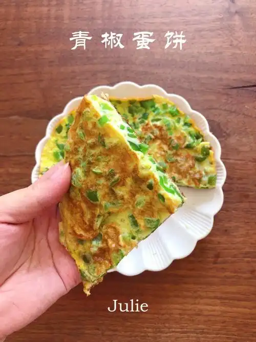 8215食材:青椒1个,鸡蛋044个,葱适量8215做法:1.