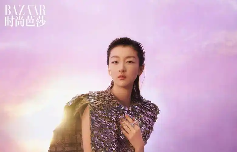 周冬雨登时尚芭莎12月封面,真空穿铠甲露蚂蚁腰,完成女刊大满贯_廓形