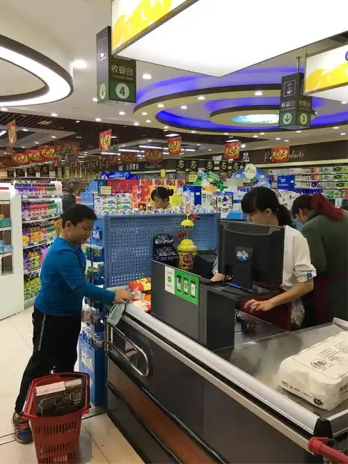 把所有买的东西放到收银台上,千万不能落下.