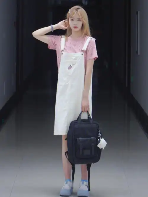 质量也太好了,一个书包大的拉链口袋就有两层,还有很多小型口袋,容量