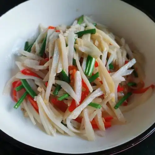 韭菜花炒藕丝,清脆爽口,颜色漂亮,看着就有食欲