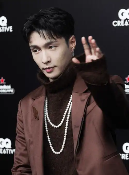 杨幂在盛夏,杨颖已入秋,张艺兴却穿冬装,一场红毯却穿出了四季_明星