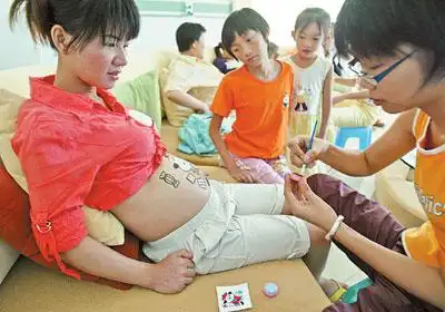 亲友团的两位小朋友关注孕妈妈彩绘
