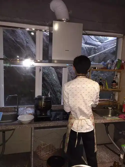 来个帅哥厨师的背影