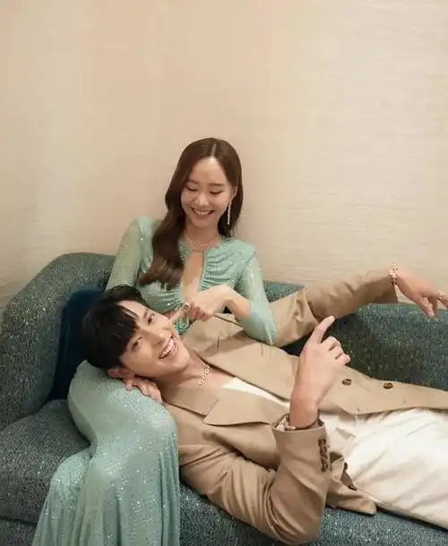 麦克|恋情|分手|娱乐圈|toey|胡歌老婆_网易订阅