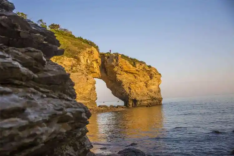 基岩海岸的壮美景观——海蚀拱桥及其它 - 美篇
