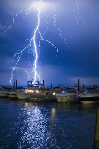 雷雨交加的夜晚壁纸(1/1)
