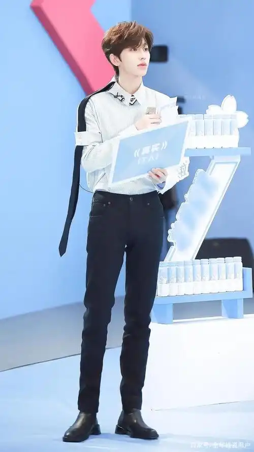 此图就是vogue杂志公布的蔡徐坤的身高体重,可以看到,蔡徐坤身高一米