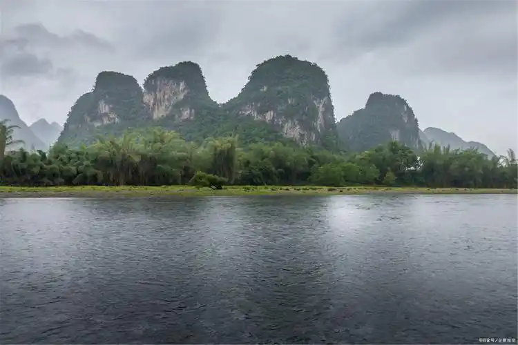 桂林漓江推荐景点漓江发源于桂北兴安境内岳城岭的猫儿山,华南第一峰