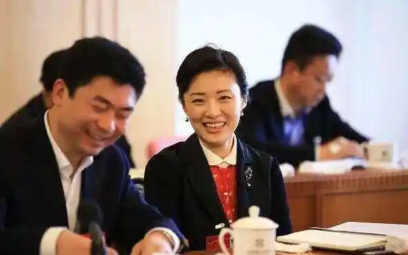 周涛一共有过两个老公,第一任丈夫姚科也是一位优秀的主持,他们因为