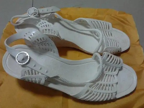 网上下载的图片,90年代的塑料凉鞋,满满的时代感