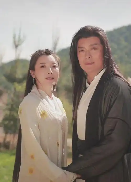 黄海冰张棪琰重现古装造型,挽手贴头太亲密,网友认为不合适|朱七七_网